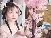 Jolie fille chinoise prenant des photos