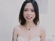 piétinement de pieds par une fille asiatique