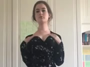 Une fille innocente se déshabille dans la chambre
